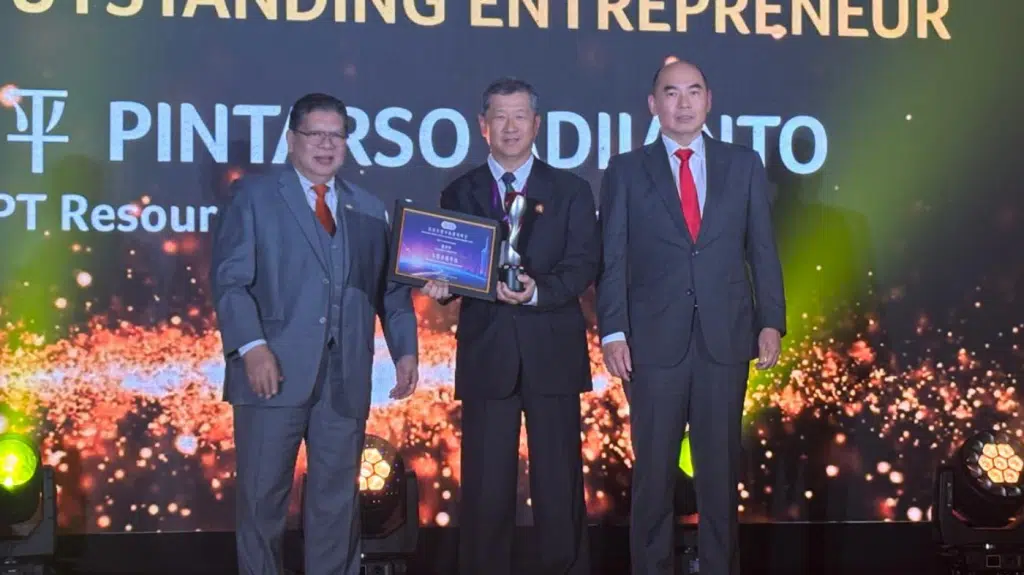 Pintarso Adijanto, Dirut Rain Tbk menerima penghargaan ASEAN Chinese Business Leaders Summit 2025.