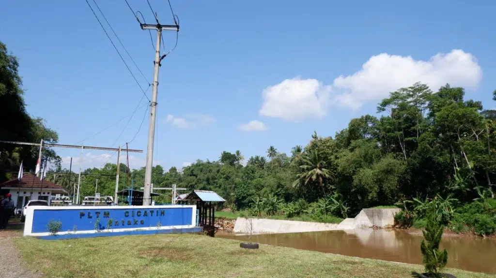 Tampak Depan PLTM Cicatih dari PT Bias Petrasia Persada. Produksi listri PLTM Cicatih pecah rekor di tahun 2025